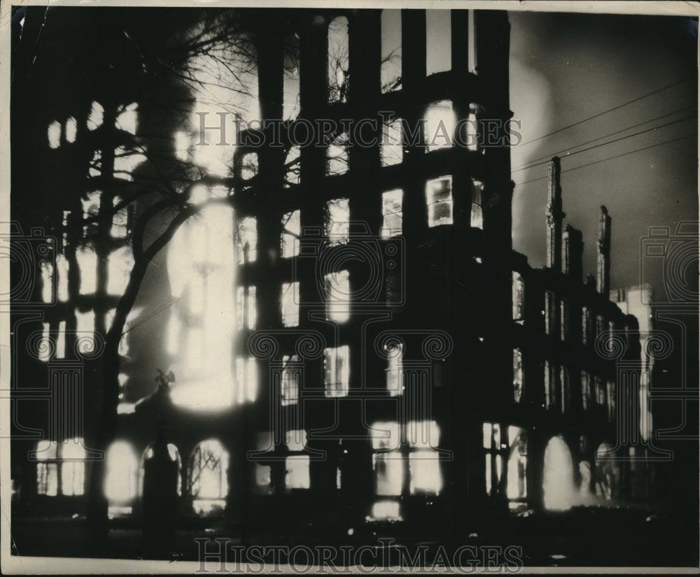 1926 Press Photo Fire engulfing the Grand Hotel, damages estimated to be at $2M - Historic Images