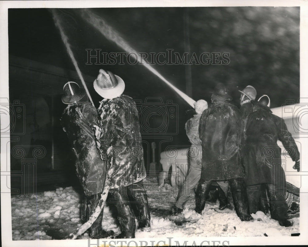1930 Press Photo Firemen at the scene in the Liberty theater fire - Historic Images