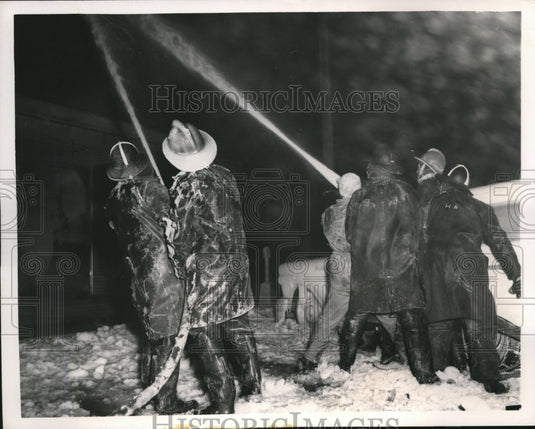 1930 Press Photo Firemen at the scene in the Liberty theater fire - Historic Images