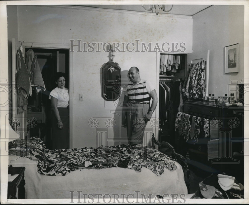 1947 Press Photo Mrs. Bert Trauerman surveys husband&#39;s collection of 2,500 ties - Historic Images