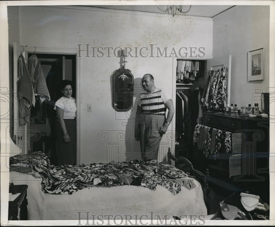 1947 Press Photo Mrs. Bert Trauerman surveys husband's collection of 2,500 ties - Historic Images