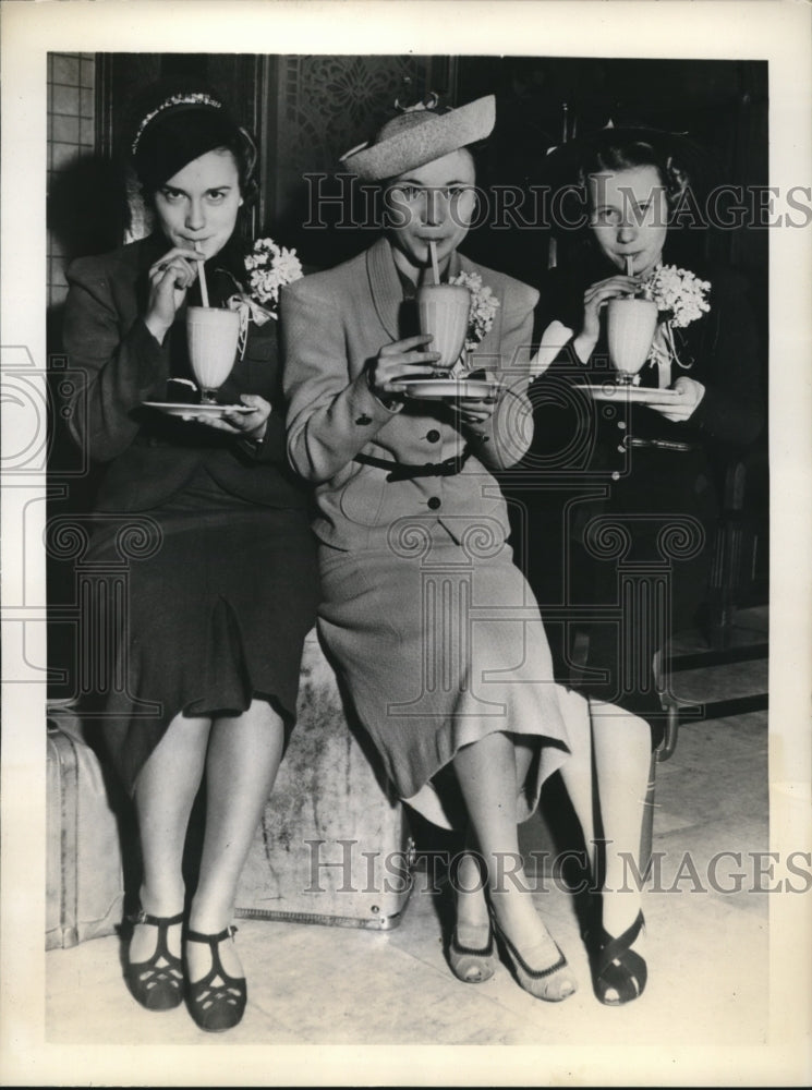 1938 Press Photo Lois Jo Strong Doris Ames Susan Hilth Drink Apple Milk Shake - Historic Images