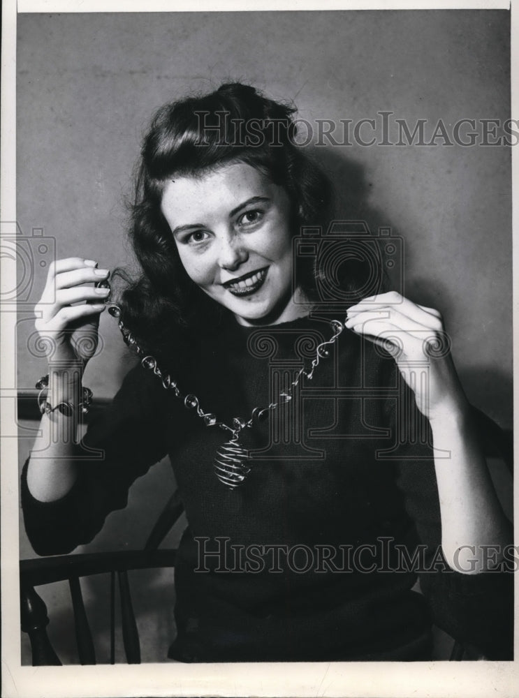 1947 Press Photo Phyllis Berquist models pendant necklace consist of marbles - Historic Images