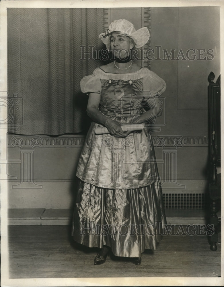 1924 Press Photo Mrs Charles Hudson as Sara Kierstede in New York - Historic Images