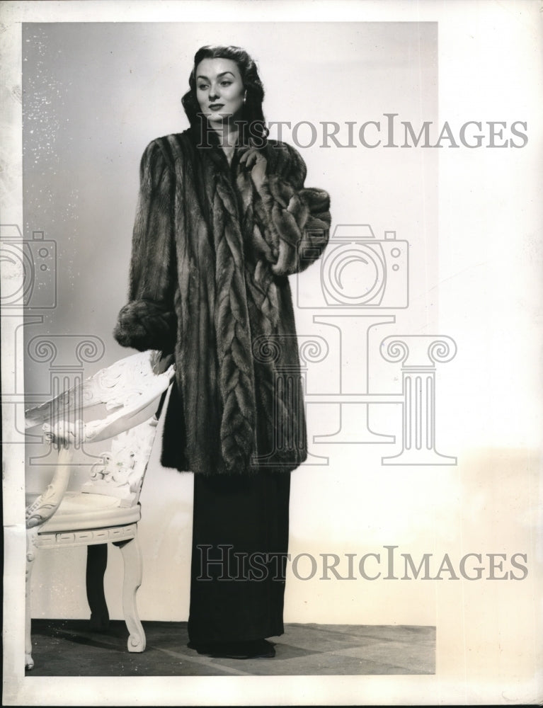 1944 Press Photo 3/4 Lenght Coat of Dark Ranch Mink for formal Evening Wear - Historic Images