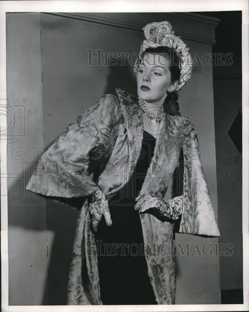 1947 Press Photo Seven-Eights Lenght Fur Coat with Cape effects - Historic Images