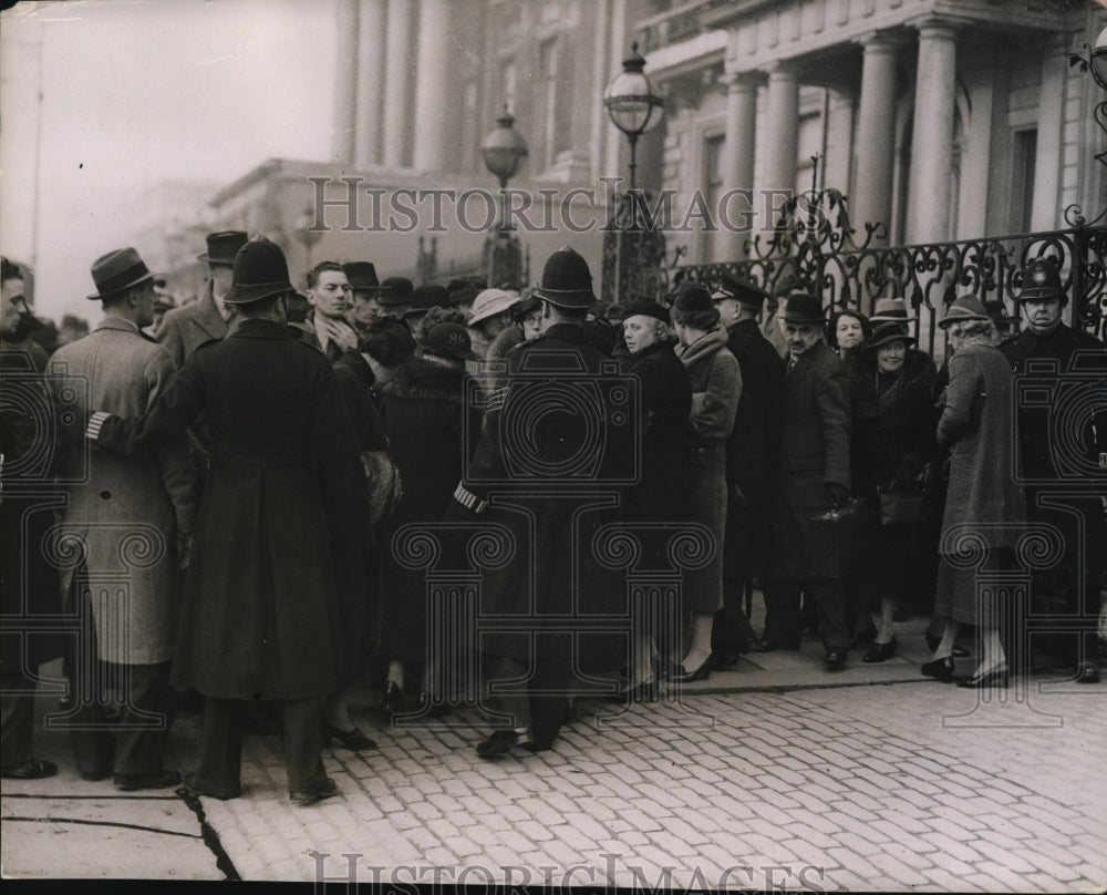 1936 Press Photo Policemen moving the crowds from 145 Picadilly - Historic Images