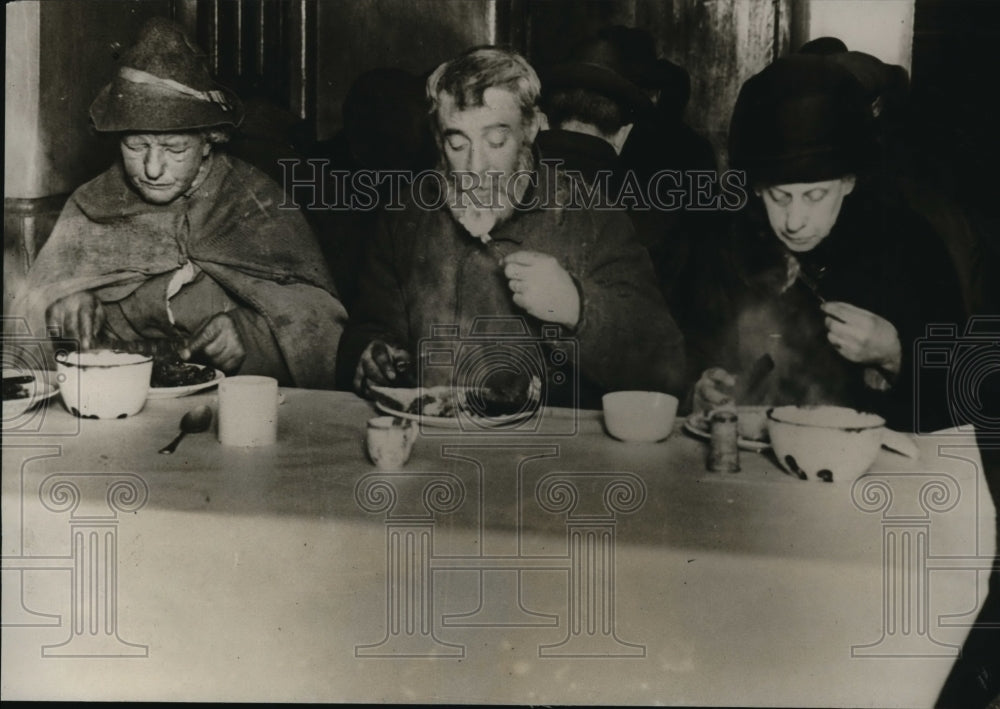 1929 Press Photo needy Londoners fed at a canteen on Webber Street-Historic Images