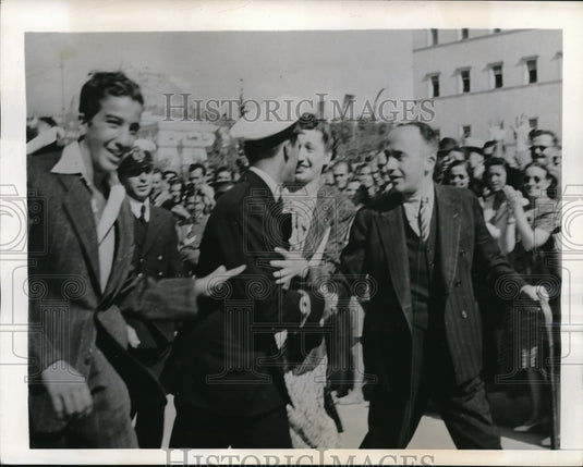 1944 Press Photo Athens Greece Woman greets cousin in sailors parade- Historic Images