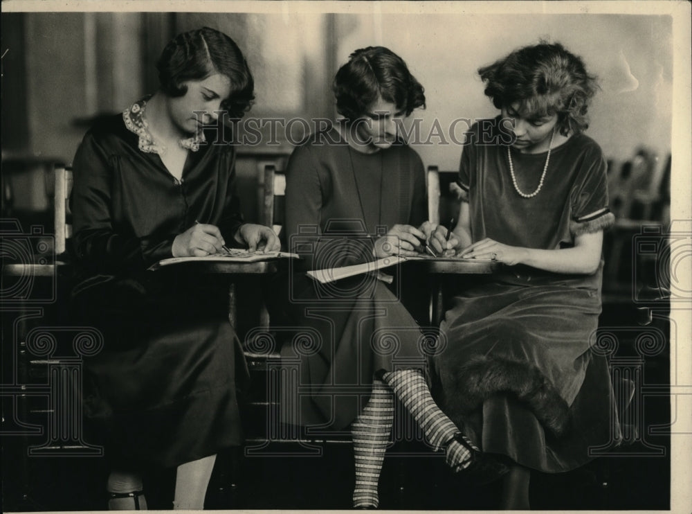 1925 Press Photo Univ of Cinncinati students busy at their desks - Historic Images