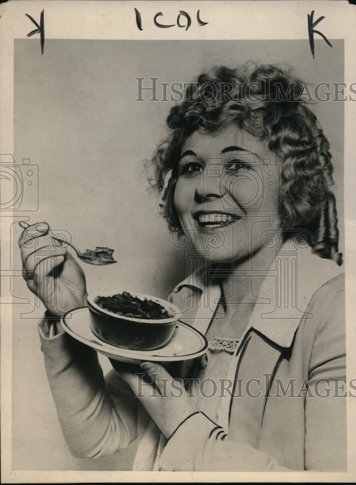 1918 Press Photo Los Angeles California John Fencel, new bottomless pie crust - Historic Images