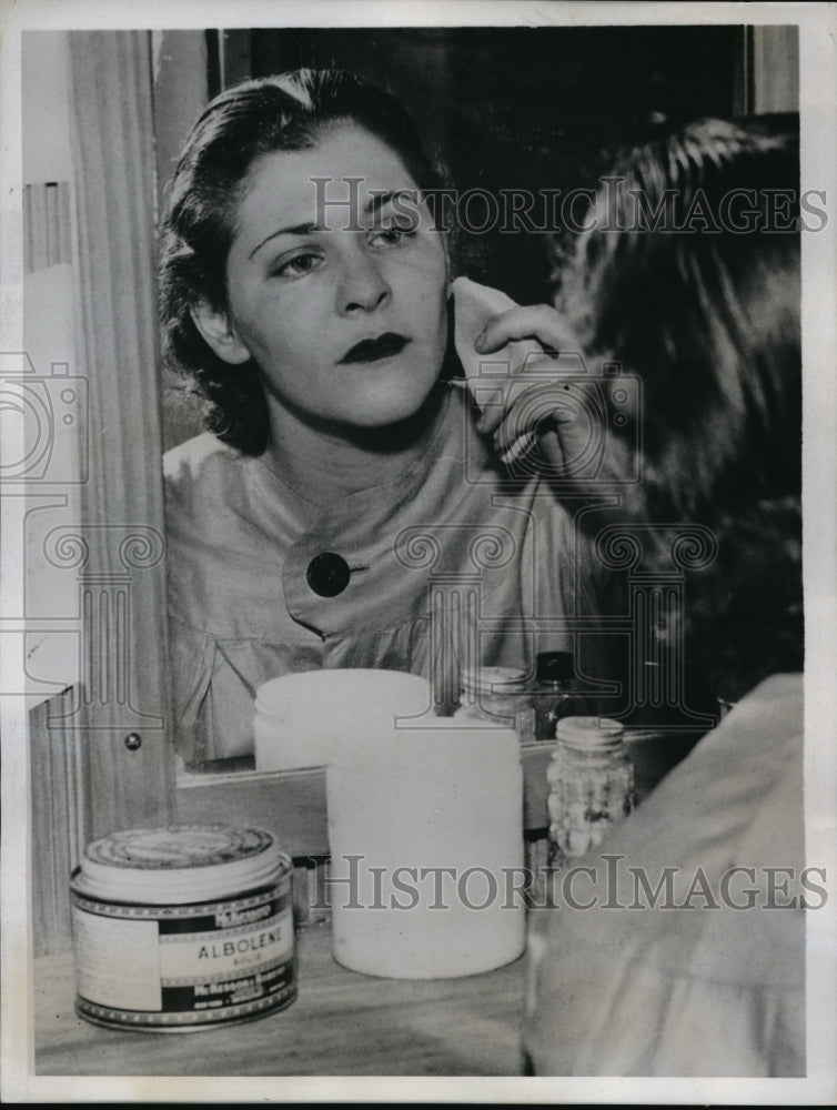 1935 Press Photo Jill Stern, aspiring actress, at Play House dressing room - Historic Images