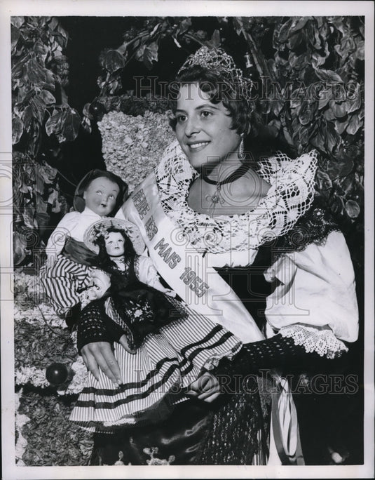 1955 Press Photo The Corn Queen, Margelle Sartor with a native French costume - Historic Images