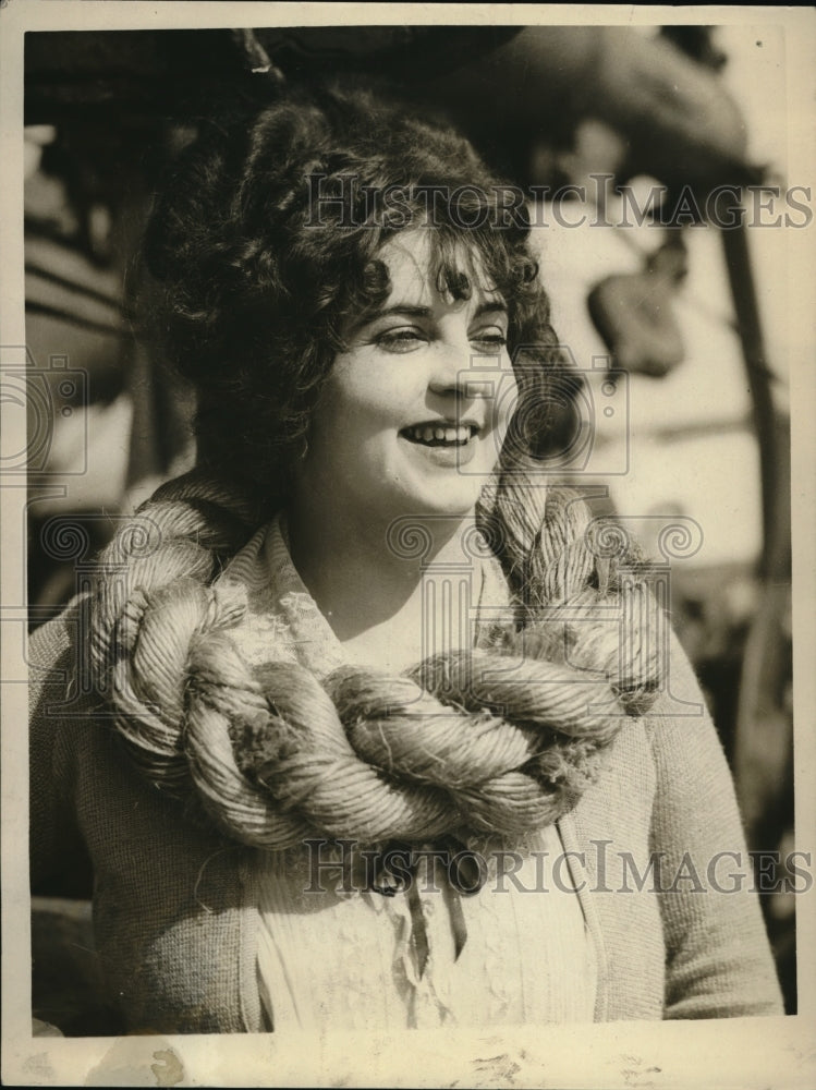 1925 Press Photo Gwendolyn Deaner with a slave necklet made from mooring rope - Historic Images