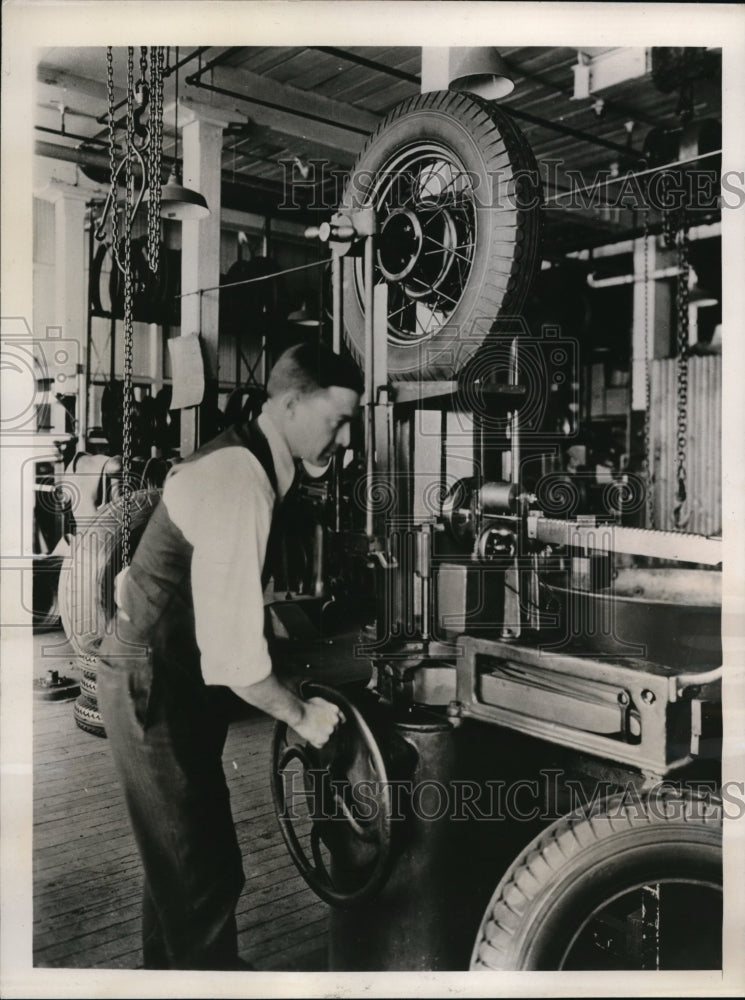 1938 Press Photo The Scientist in the Fisk Laborities-Historic Images