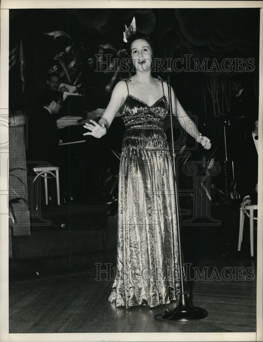 1938 Press Photo Mrs. King Mallory, as she sang during the Amateur hour - Historic Images