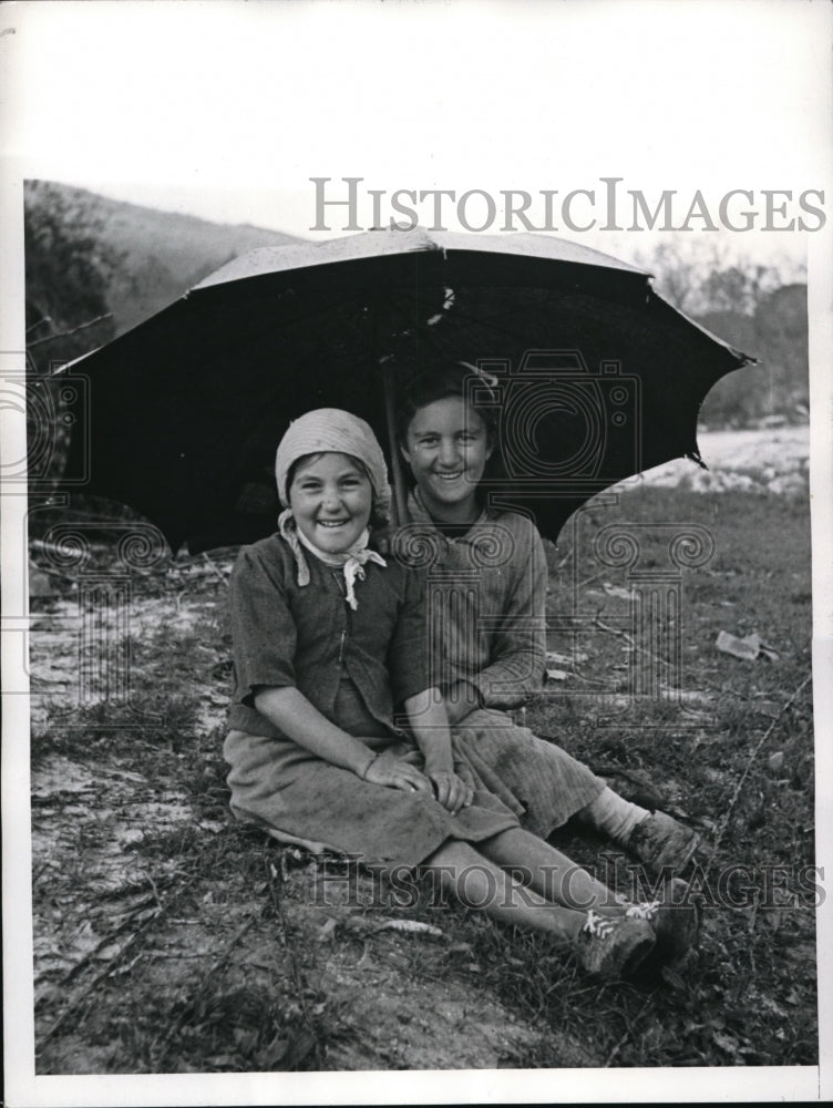 1943 Press Photo Cheerful Italian girls under umbrella to huddle during rain - Historic Images