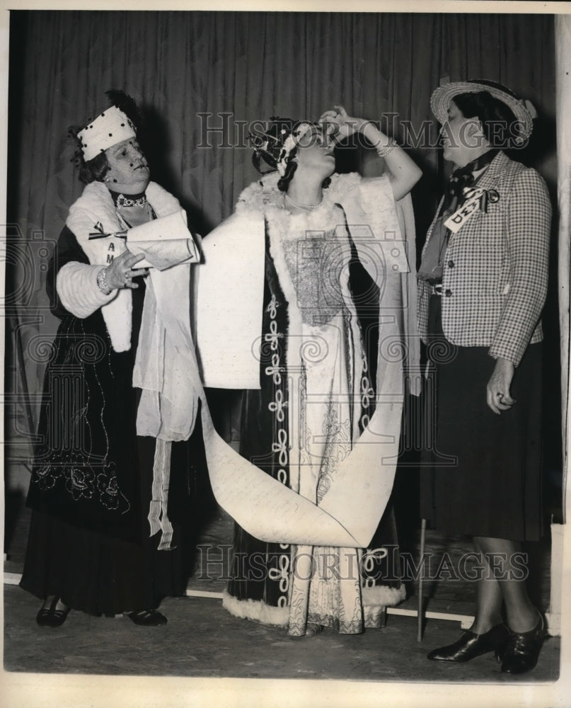 1939 Press Photo Satirical skit at the Court of St James as Queen visits - Historic Images