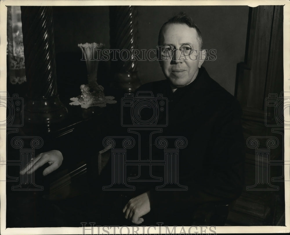 1933 Press Photo Archbishop Edward Mooney Bishop of the Rochester N.Y.  Diocese - Historic Images