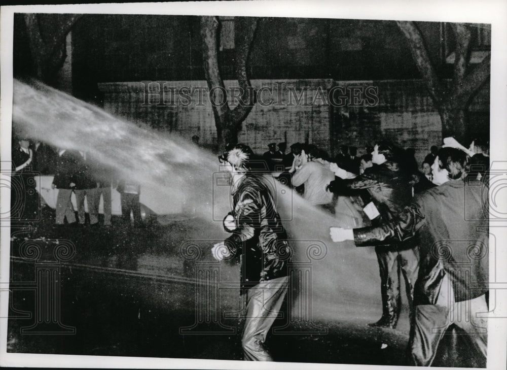 1967 Press Photo The anti American demonstrators shout their defiance - Historic Images