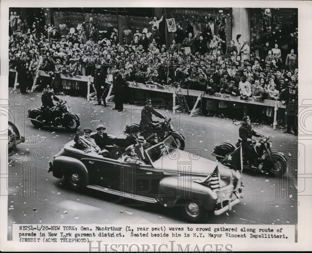 1951 Press Photo Gen. MacArthur waves to crowd  alont eh route of parade in N.Y. - Historic Images