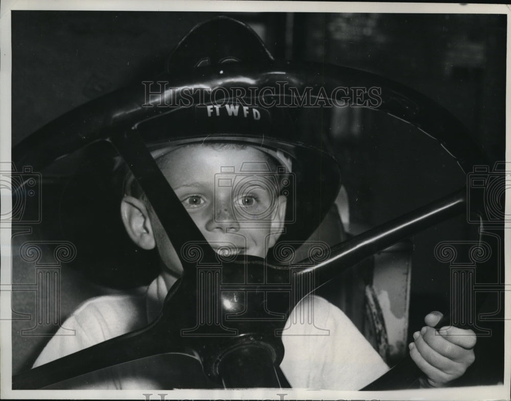 1961 Press Photo Darrel Coxsey in huge wheel of a big Fire Truck in Texas. - Historic Images