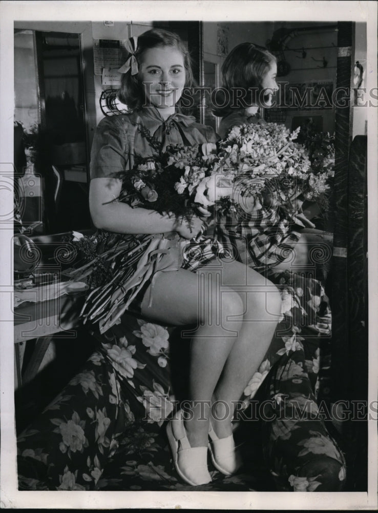 1944 Press Photo Chicago Billie Lou Watt NW Univ coed in play Kiss &amp; Tell - Historic Images