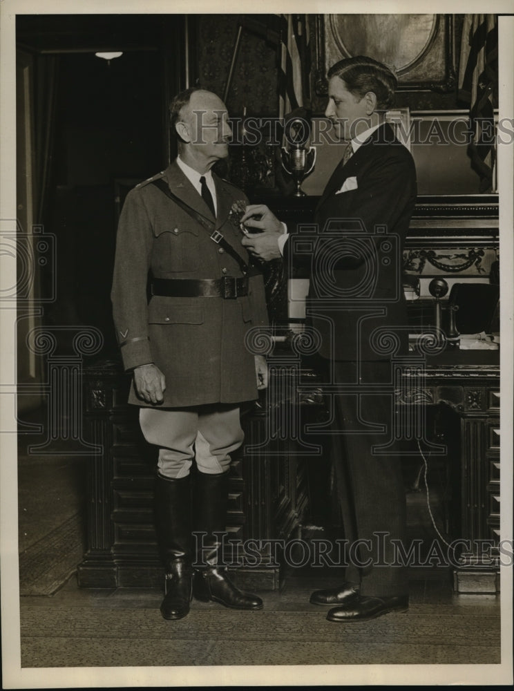 1930 Press Photo Maj Gen Frank B McCoyoak cluster from Sec of War Hurley - Historic Images