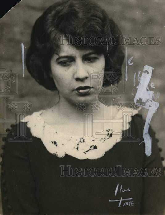 1922 Press Photo A woman diplays sulleness on her face - Historic Images