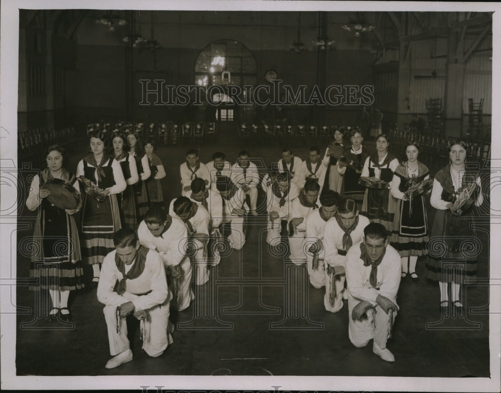 1932 Press Photo Spanish Folk Dancers in &quot;Los Picayos&quot; - Historic Images