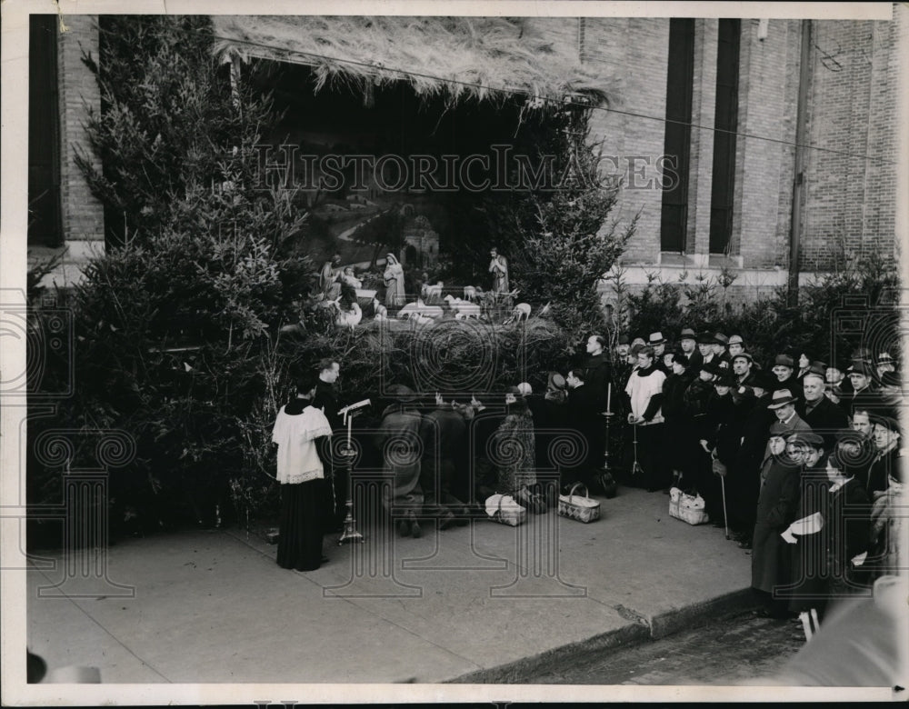 1937 Press Photo Worshippers Kneel at Manger on Downtown Chicago Street - Historic Images