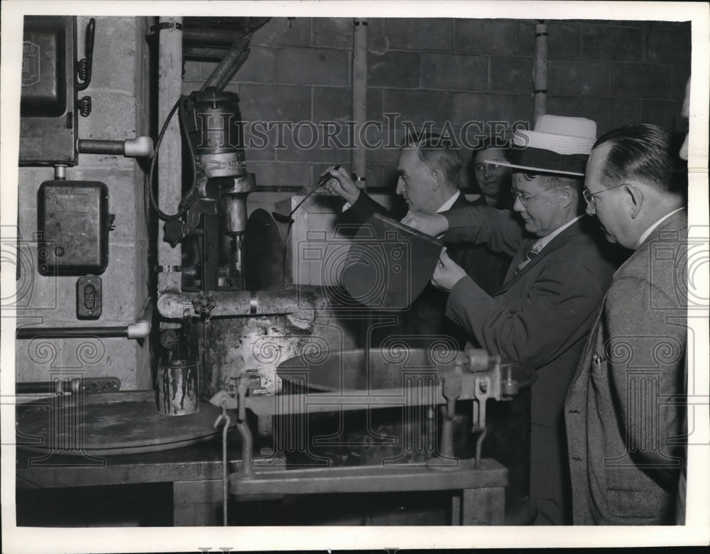 1943 Press Photo  Senate sub comm.Sen Gurney Rep Scanlon bureau of mines - Historic Images