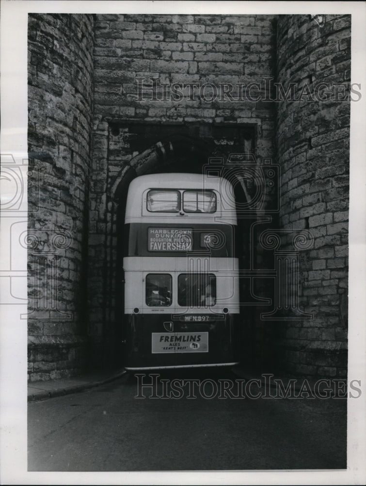 1958 Press Photo The bus went through the West gate - Historic Images