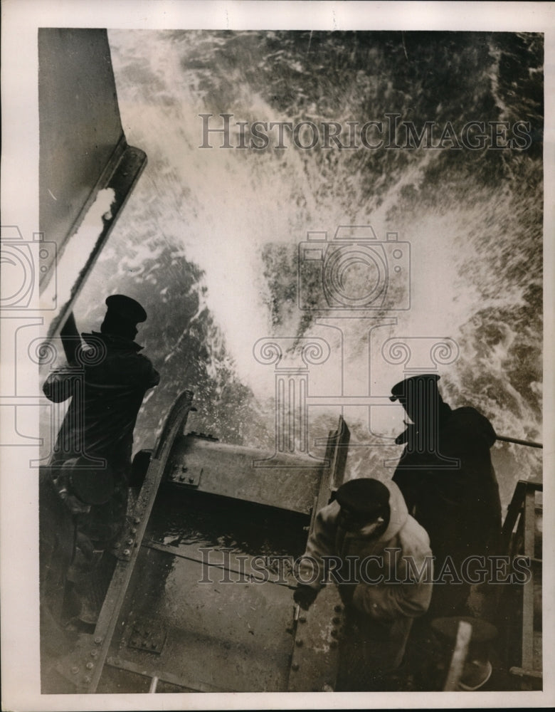 1940 Press Photo Mine drops into North Sea being sown off Britain&#39;s coasts - Historic Images