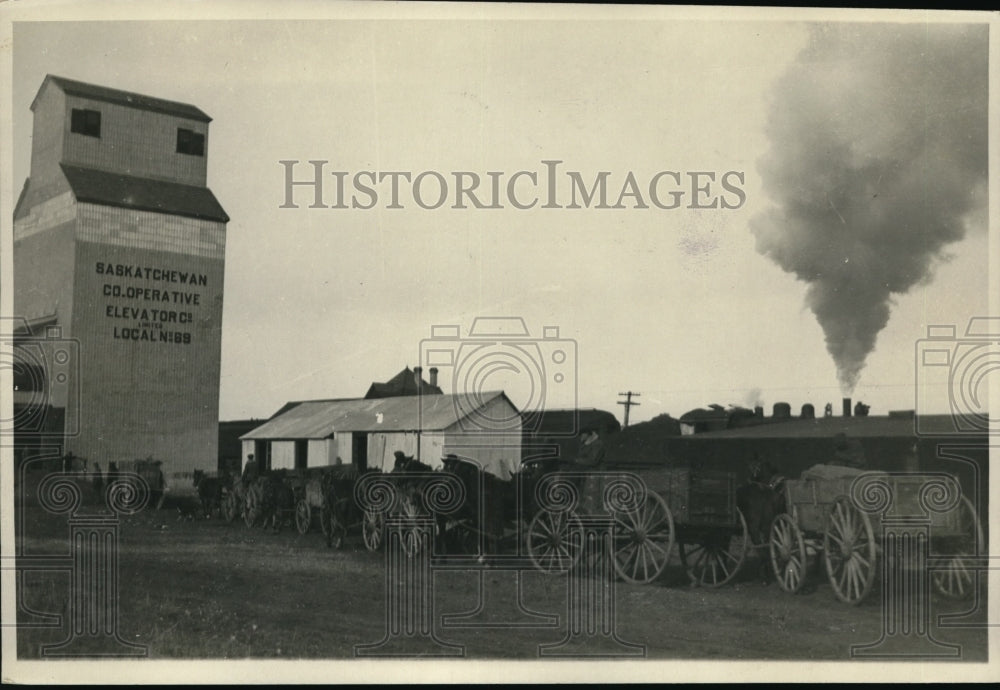 1928 Press Photo Farmers hauling grain to line elevators, Rhein Sask - Historic Images