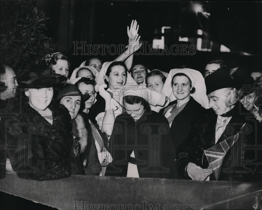 1939 Press Photo English nurses cheering Chamberlain&#39;s arrival in Rome - Historic Images