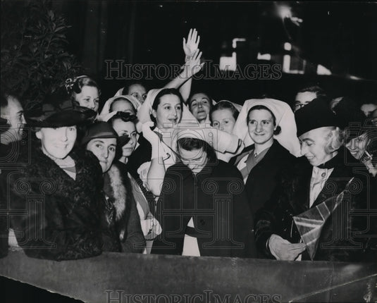 1939 Press Photo English nurses cheering Chamberlain's arrival in Rome - Historic Images