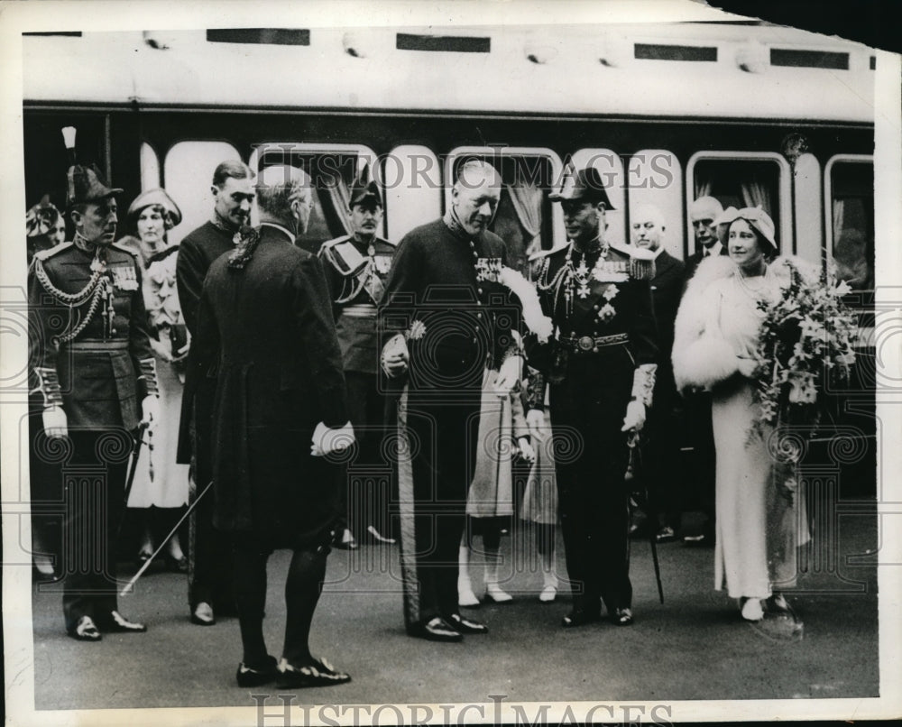 1937 Press Photo Walter Elliott of Scotland greets Queen Elizabeth, King George - Historic Images