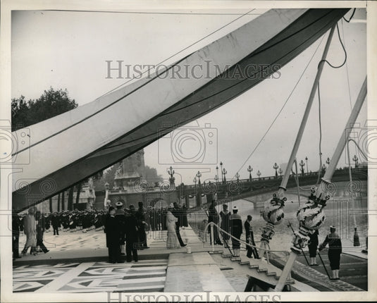 1938 Press Photo King George & French Pres. LeBrun boarding launch in D'Orsay - Historic Images