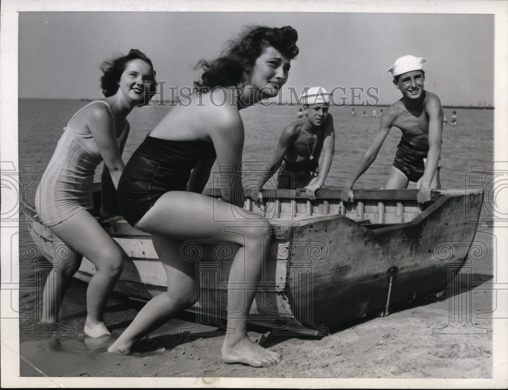 1943 Press Photo Life Guard volunteers practice boat launching at Chicago Beach - Historic Images