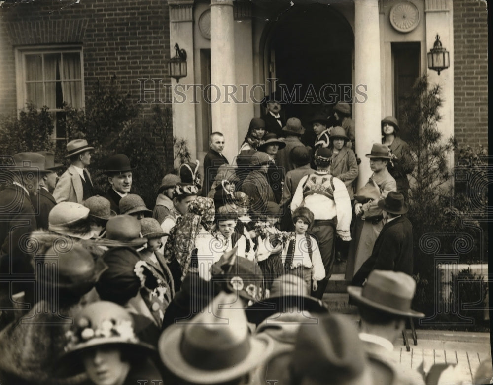1923 Press Photo Home of Woodrow Wilson, serenade by kids from Prague school-Historic Images