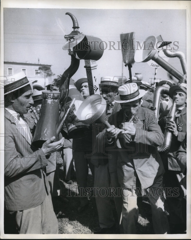 1958 Press Photo Coffee pot, funnel used in old time music of Home on the Range - Historic Images