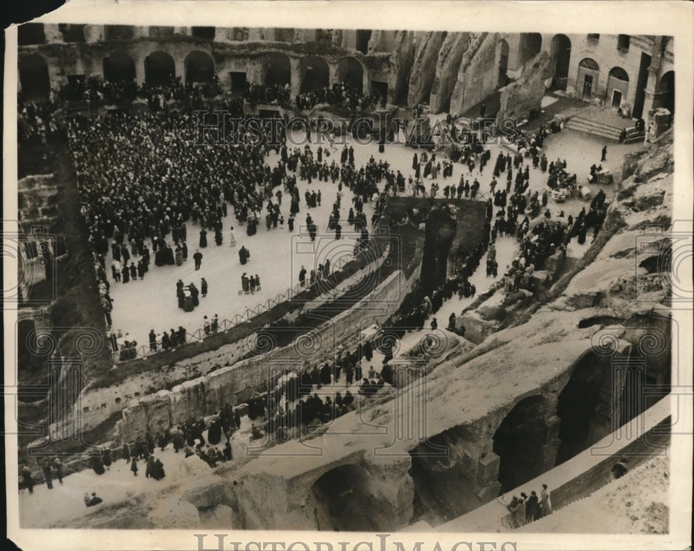 1925 Press Photo Religious ceremony Via Cruce at the Coliseum - Historic Images