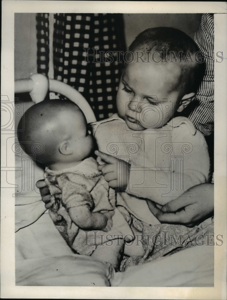 1939 Press Photo London Albert Wencins age 18 months Dutch child from sunk ship - Historic Images