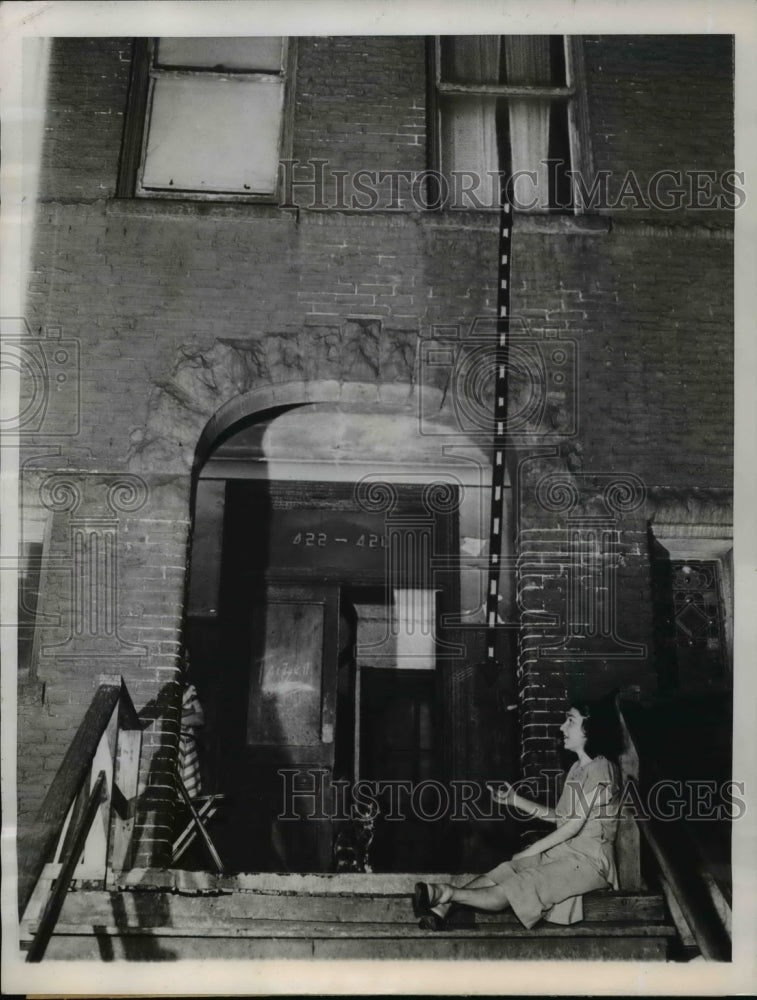 1949 Press Photo Chicago Gertrude McAlcon who caught 3 yr old A Lifshultz fall-Historic Images