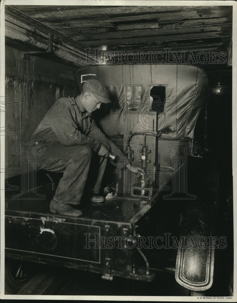 1923 Press Photo Tunnel gases sampled from auto in the mine-Historic Images