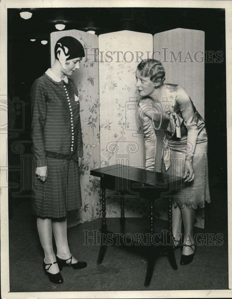 1929 Press Photo An end table with a drawer on furniture display-Historic Images