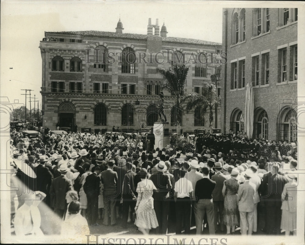 1930 A Huge bronze statue of the Trojan-Historic Images