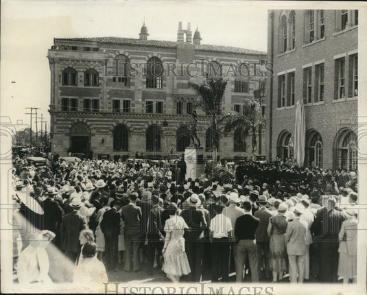 1930 A Huge bronze statue of the Trojan-Historic Images