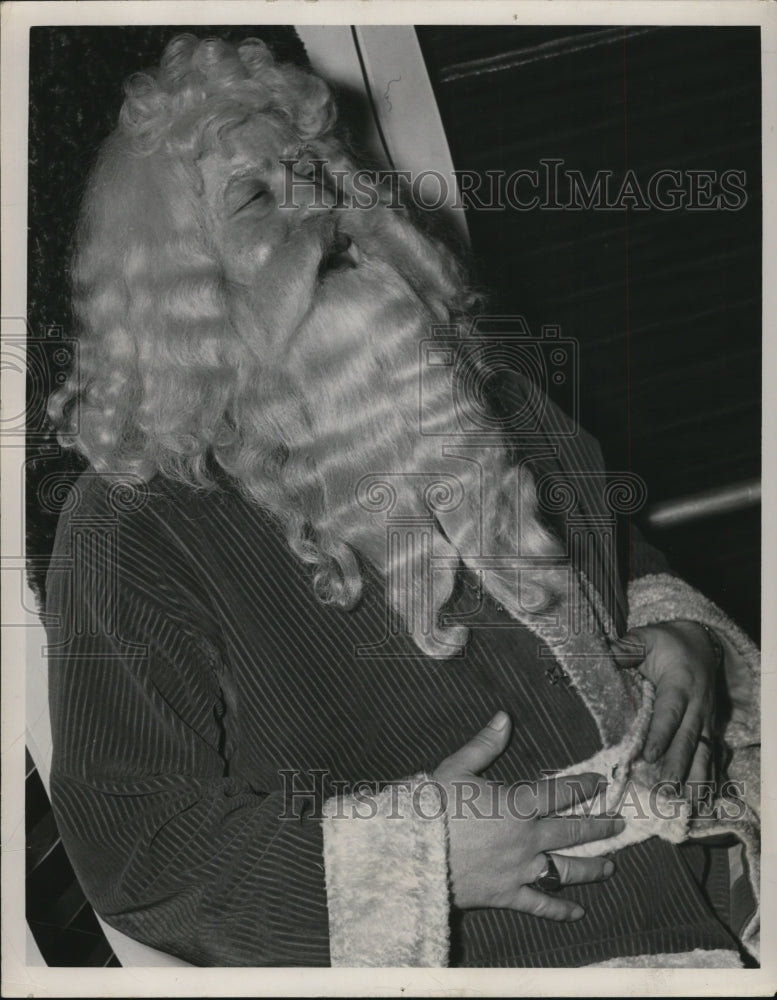1950 Press Photo Fred Schiester as Santa Claus at Harveys - Historic Images